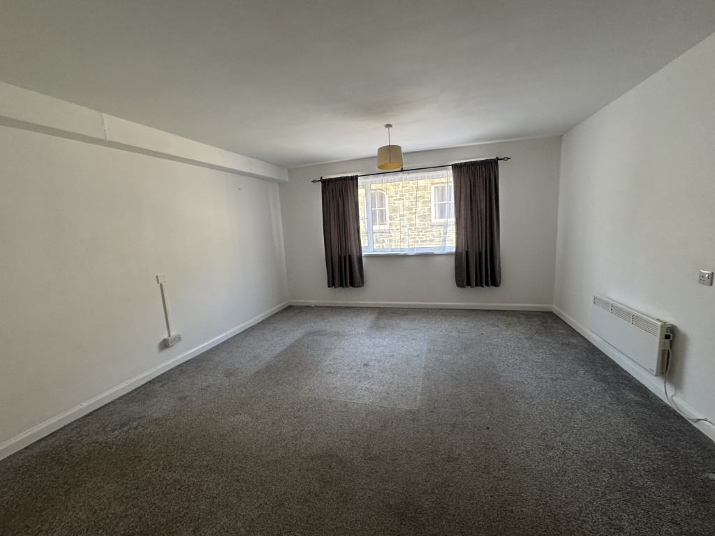 Lot: 63 - MIXED USE PROPERTY COMPRISING TWO COMMERCIAL UNITS AND THREE FLATS - 8B living room